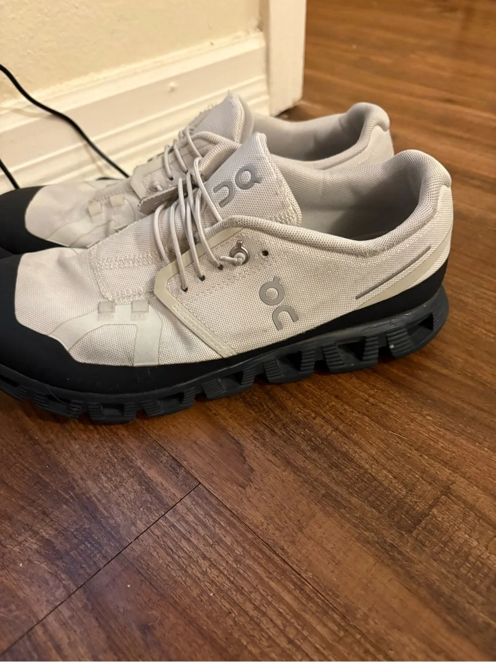 On Running Men’s Sneakers in Light Gray with Black Sole size 9